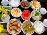 mâm cỗ tết miền nam thịt kho tàu trứng bánh tét lạp xưởng canh khổ qua