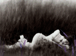 cô gái ngủ trong đám cỏ bên sông thuyền