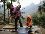 bé Mũ bản Nà Ca 9 tuổi làm mẹ chăm sóc em