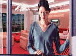 cô gái ngắm mưa đêm trong thành phố