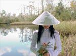 áo trắng bên ao