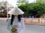 Áo đài trắng nón lá đường Thống Nhất trường Nam bên suối