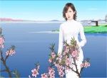 áo trắng ôm cặp hoa đào bay