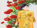 áo dài vàng bên giàn hoa đỏ