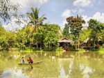 chèo thuyền trên sông