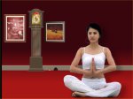 tập yoga trong khi chuột bò bên cạnh